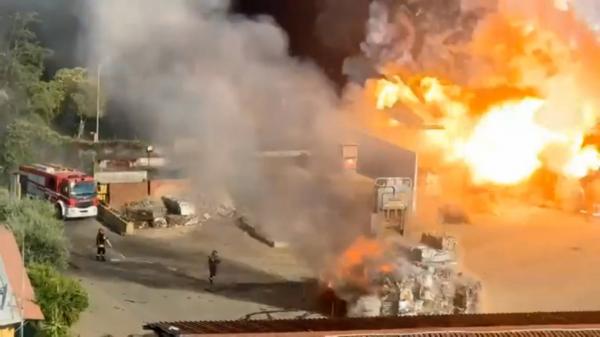 Momentul exploziei de la benzinăria din Roma. Suflul, la fel de puternic precum detonarea unei bombe