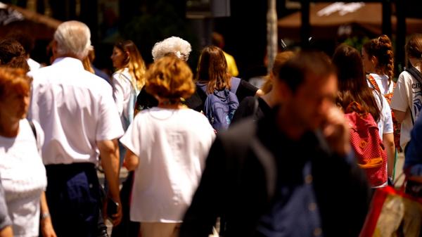 Mai puţini bani pentru concediile medicale, de la 1 august. Românii care nu vor mai fi scutiţi de la CASS