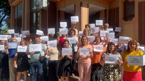 Protest al angajaților de la casele de pensii: Plafonarea sporului "de antenă" este un afront