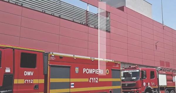 Incendiu la AFI, mii de oameni evacuaţi. Disperat să iasă mai repede, un client a rămas blocat în lift
