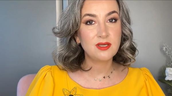 Nu-și mai vopsește părul de doi ani și a devenit inspirație pentru alte femei. De ce a renunțat