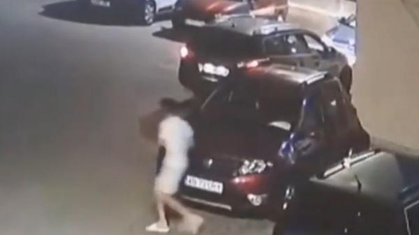 Tânăr de 20 de ani din Alba, înjunghiat într-o scară de bloc de rivalul său. Atacul, surprins de camere