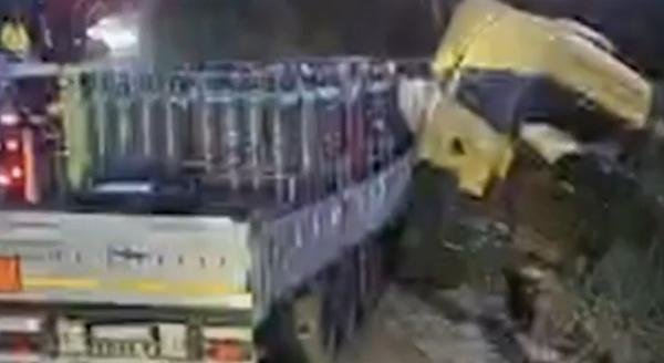 O camionetă care transporta butelii cu gaz, accident pe DN 58 în Timiş