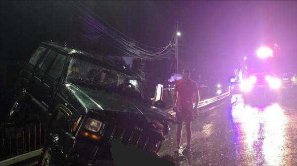 Accident violent pe DN17, în Bistrița-Năsăud. Autoturism aruncat pe parapet, opt persoane implicate