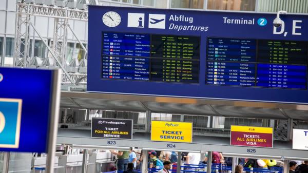 Vacanță cu nervi. Ce îi enervează cel mai mult pe pasagerii români când zboară