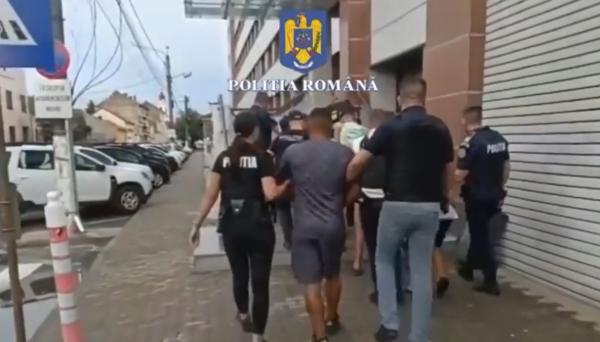 4 bărbați din Arad, reținuți după o serie de spargeri de locuințe. Au furat de la electrocasnice la alimente