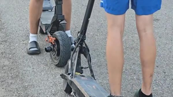 Băiat de 14 ani din Botoşani, în stare gravă la spital după ce a intrat în şanţ cu trotineta electrică