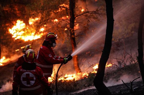 Insula din Grecia unde se află sute de români în vacanță, acaparată de incendii. Două hoteluri, evacuate