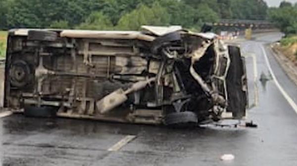 Dubă răsturnată pe DN1, în Sibiu. Un copil de 2 ani printre victime