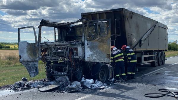 Un camion a luat foc în mers şi s-a făcut scrum, pe un drum din Brăila. Ce l-a salvat pe şoferul de 49 de ani