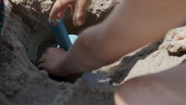 Un adolescent a murit îngropat de viu în nisip, pe o plajă din Italia. "A săpat un tunel care s-a prăbușit"