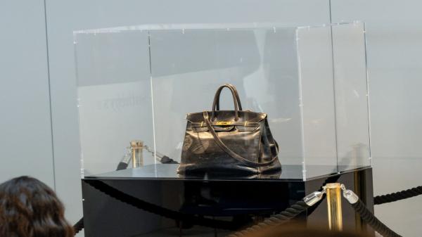 Prima geantă Birkin, vândută la licitaţie cu un preţ record: 8,2 milioane de dolari