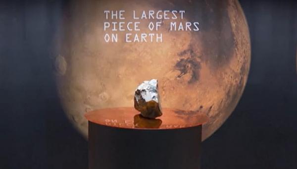Rocă de pe Marte, scoasă la licitație în New York pentru 4 milioane $. De vânzare e şi un schelet de dinozaur