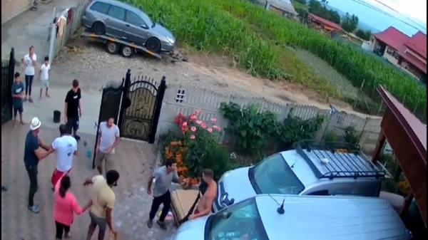 Scandal uriaş filmat în Moţca. Un turist german, prins în încăierarea unor localnici cu răfuieli vechi