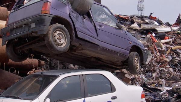 Lua maşini de la ridesharing şi le ducea la dezmembrări. Un escroc a păcălit zeci de şoferi