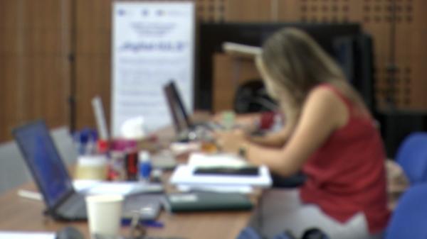 Plângere împotriva profesoarei care a folosit un dispozitiv de bruiaj, după ce unui student i s-a făcut rău