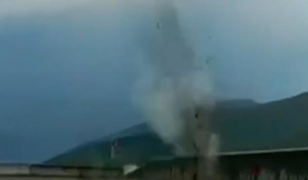 Momentul în care un fulger loveşte violent solul, la mai puțin de 3 metri de o mașină, pe Transalpina