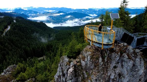Priveliște de vis în Bucovina. Pasarela cu podea de sticlă, nouă atracție pe Piatra Șoimului