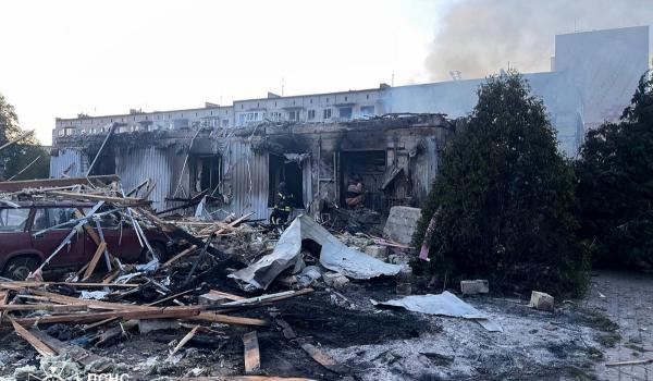 Ruşii au lansat o bombă de 500 kg peste un centru comercial din Donețk. Sunt zeci de răniţi