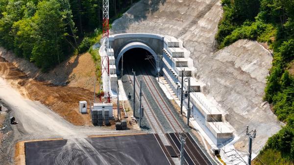 Tunelul feroviar Bătuța din Arad, deschis pentru circulaţie după 6 ani de întârzieri. Se vor atinge 160 km/h