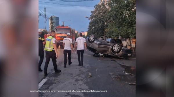 Prăpăd lăsat în urmă de un şofer care a pierdut controlul volanului, în Craiova. Maşina a retezat şi un copac