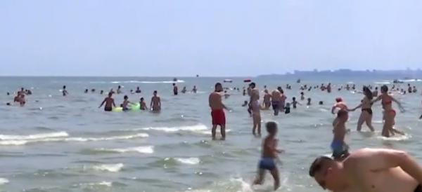 Cât costă o zi la plajă pe litoralul românesc: de la prosop pe nisip, la răsfăț cu șezlong și cocktail