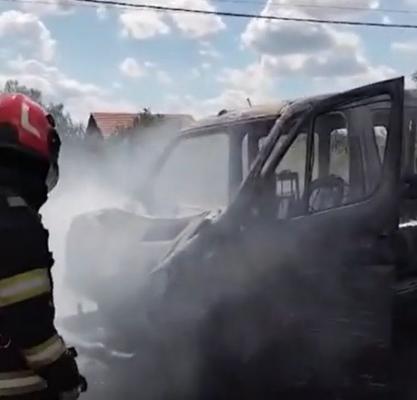 Microbuz din Mehedinţi, transformat în scrum în câteva minute. De la ce a pornit incendiul