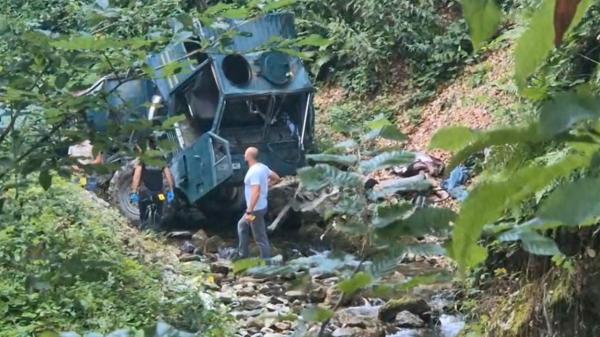 Şase muncitori la stână s-au prăbuşit cu un camion într-o râpă, la Peştişani. Doi dintre ei au murit pe loc