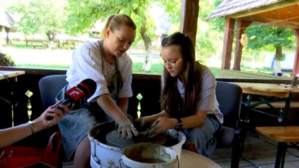 Izabela transformă o simplă bucată de pământ în artă. Copila de 10 ani surprinde și cei mai iscusiți meșteri