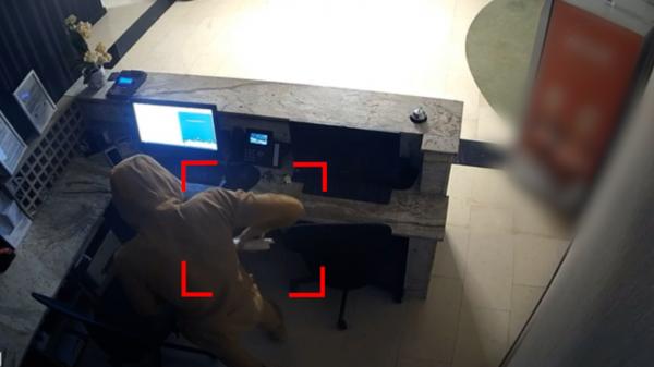 Jaf surprins de camere, într-un hotel din Borşa. Un angajat a fost filmat când fură banii din seif