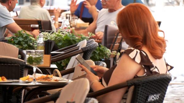 Ce este solo dining-ul, fenomen ce a luat amploare în alte ţări, şi de ce românii sunt reticenţi în a practica