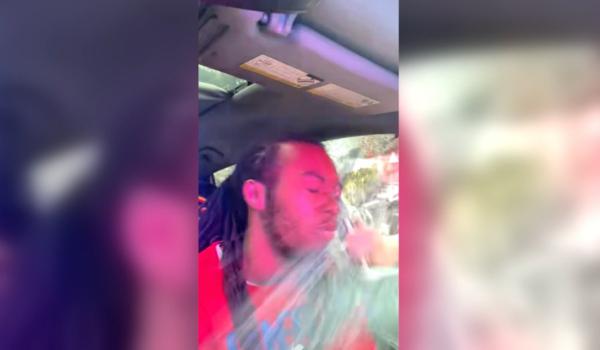 Şofer afro-american, bătut de polițiști în SUA. Agenţii i-au spart geamul şi l-au lovit cu pumnii