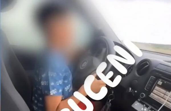 Băieţel de 7 ani, filmat de tată în timp ce conducea mașina familiei, pe un drum public din Galaţi