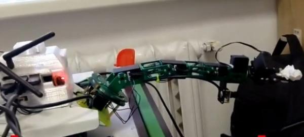 Doi tineri din Iaşi au creat un robot care ajută la curăţenie. Pickabot strânge în urma noastră