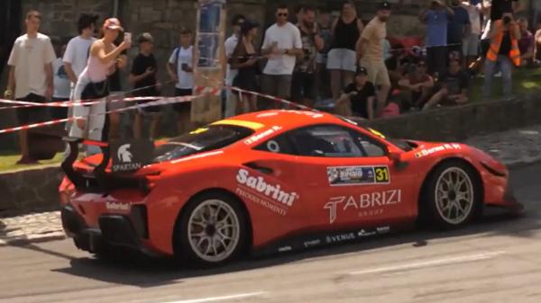 Adrenalină și motoare turate la maximum pe Valea Prahovei. Bolizii de sute de cai fac spectacol în Sinaia