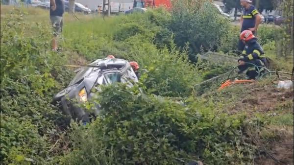 Patru răniţi, după ce maşina în care erau s-a răsturnat pe drumul dintre Reşiţa şi Bocşa