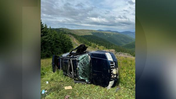 Poliţist aflat în timpul liber, salvator pentru victimele unui accident produs în Munţii Maramureşului