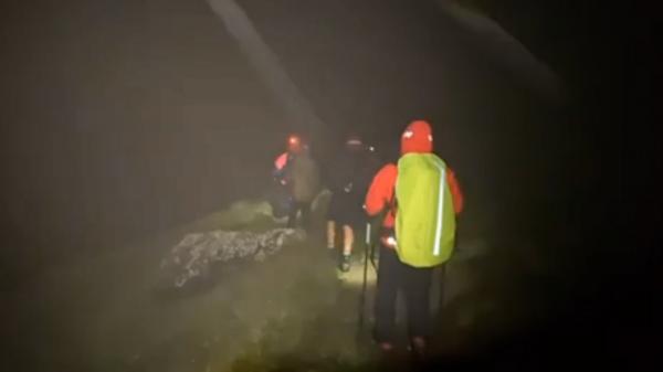 Turişti blocaţi în Munţii Făgăraş, recuperaţi cu greu de salvatori 