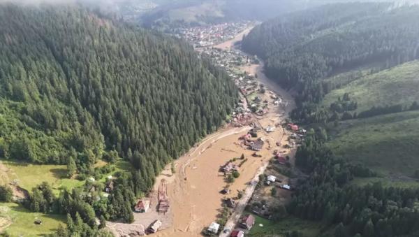 Inundaţiile au adus "apocalipsa" în Broşteni: Oameni dispăruţi, case şi maşini mutate sute de metri