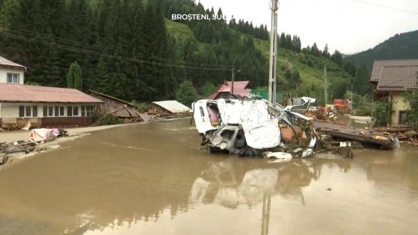 Peisaj înfiorător în Broşteni, după ce apele s-au retras. Au fost cele mai grave inundaţii din istorie
