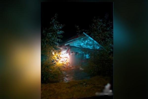 Casă smulsă din temelie, filmată cum plutește pe viiturile formate în urma inundațiilor din Broșteni