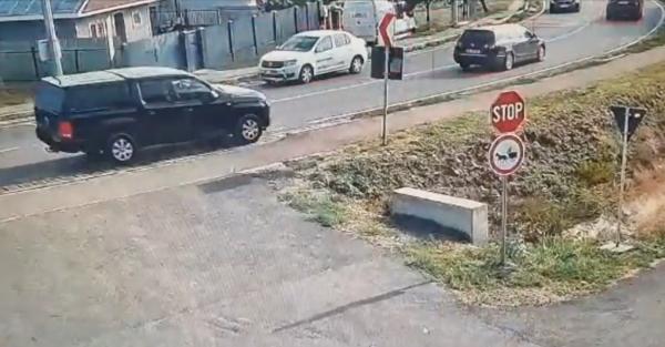 Accident filmat în Galaţi. Momentul în care un şofer iese din curbă şi se înfige cu SUV-ul în gardul unei case