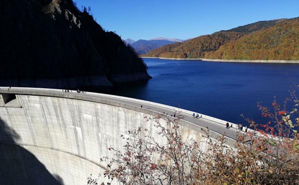 Începe prima golire completă a barajului Vidraru din ultimii 50 de ani. Procesul va dura aproape 7 luni