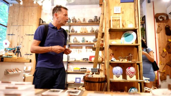 Suvenirul luat de Olaf, un turist din Germania, din Bucureşti. Străinii plătesc în medie 500 de lei