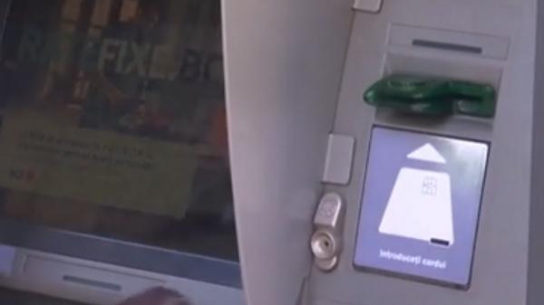 Românii care plătesc şi 100 de lei ca să-şi scoată banii de pe card, la bancomat. Durează ore întregi
