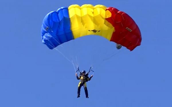 Sute de români se înscriu anual la cursuri de paraşutism. Cât costă să stai cu "capul în nori"