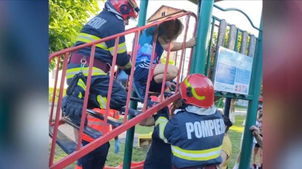 Copil de 10 ani din Petrila, cu piciorul blocat între treptele scării de la tobogan. L-au scos pompierii