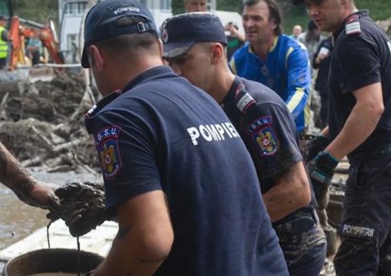 Sute de voluntari s-au mobilizat în Broşteni. Lucrează cot la cot cu salvatorii