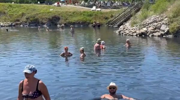 Staţiunea supranumită Litoralul Ardealului, care atrage turiştii străini ca un magnet: "Este foarte frumos"