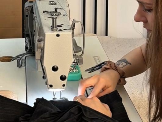 Cât costă să-ţi recondiţionezi hainele vechi. Micile ateliere încep să devină mari afaceri